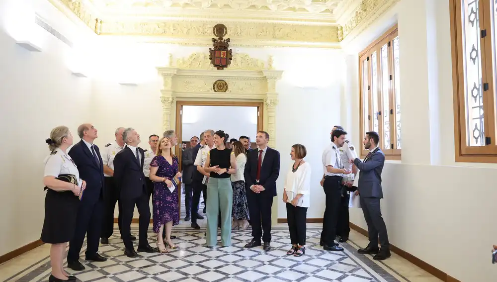 El ministro y la delegada del Gobierno en una de las estancias restauradas del cuartel