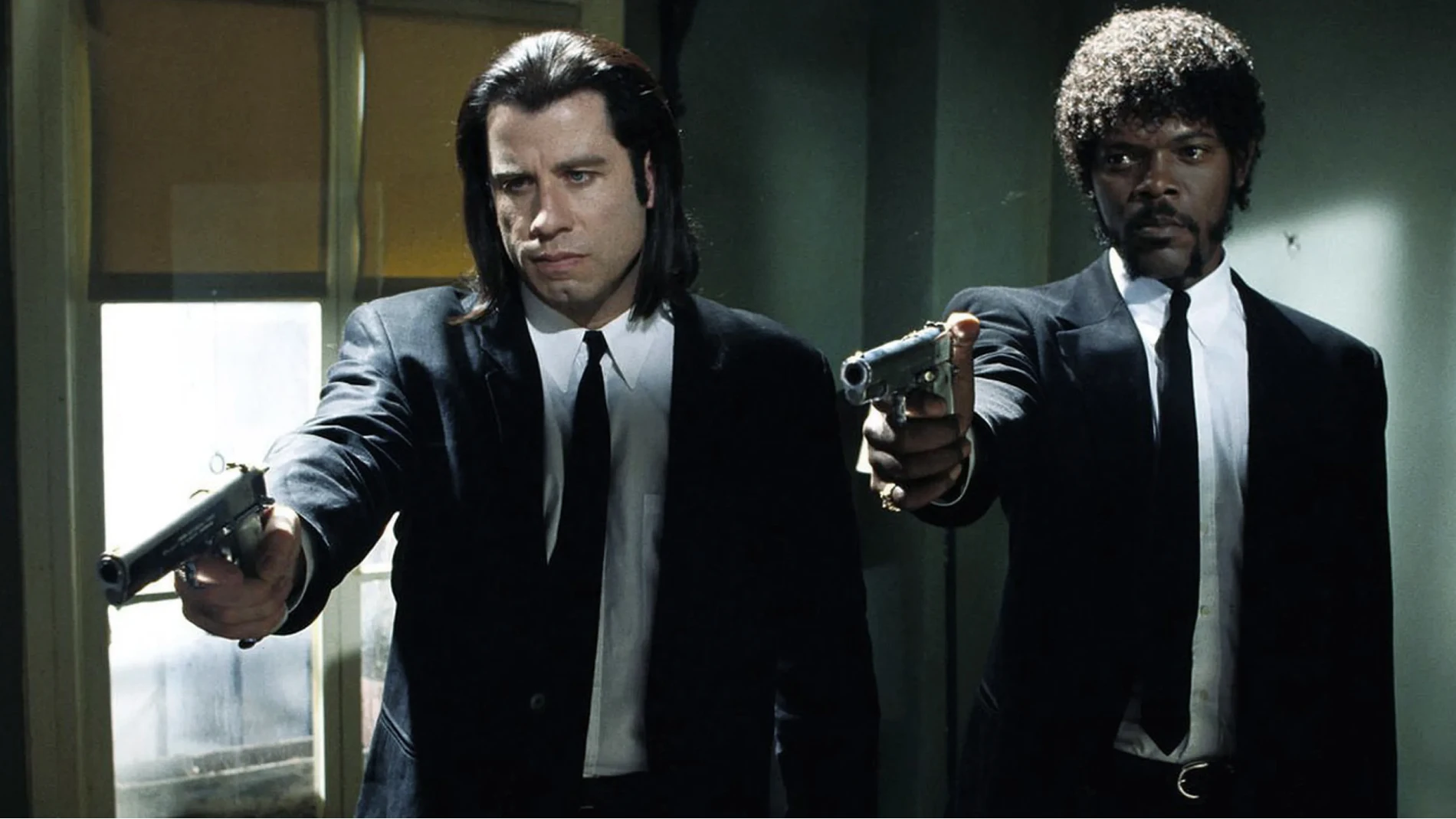John Travolta y Samuel L. Jackson en su icónica interpretación de Vincent Vega y Jules Winnfield