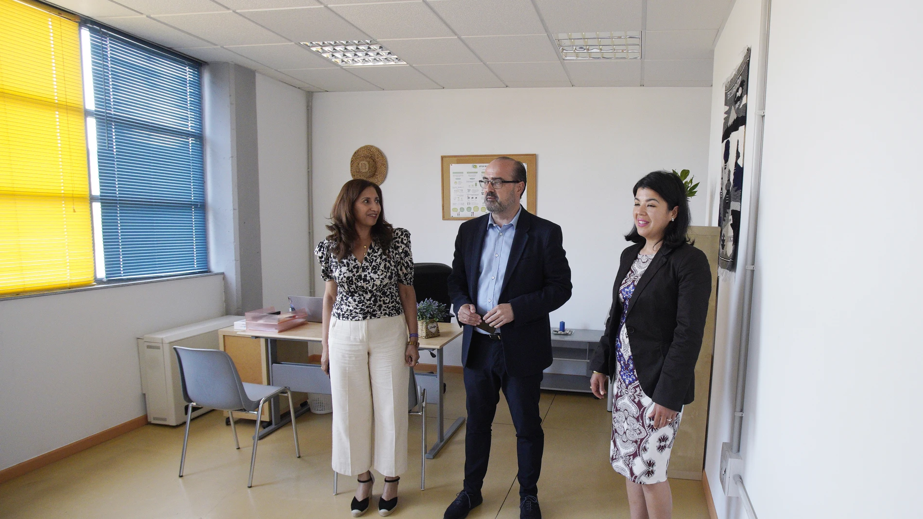 Marco Morala inuagura la oficina junto a la concejal de Interculturalidad, Ivelisse Martínez,