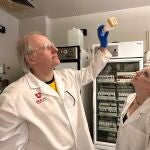 Adrian Rothenfluh, PhD (izquierda) y Pearl Cummins-Beebee (derecha, también autora del artículo) inspeccionan una botella con moscas de la fruta en el laboratorio.