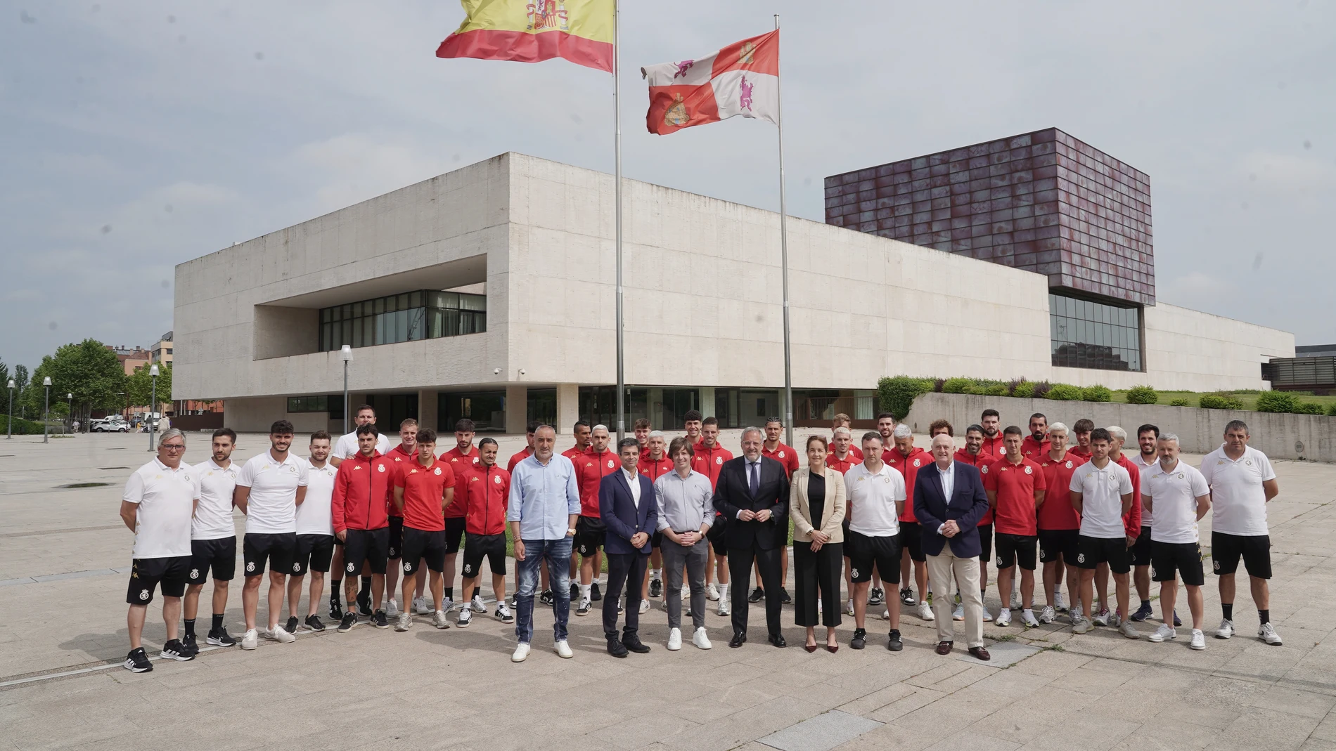 El presidente de las Cortes de Castilla y León, Carlos Pollán, recibe a la Cultural Deportiva Leonesa con motivo de su reciente ascenso a la Segunda División de Fútbol