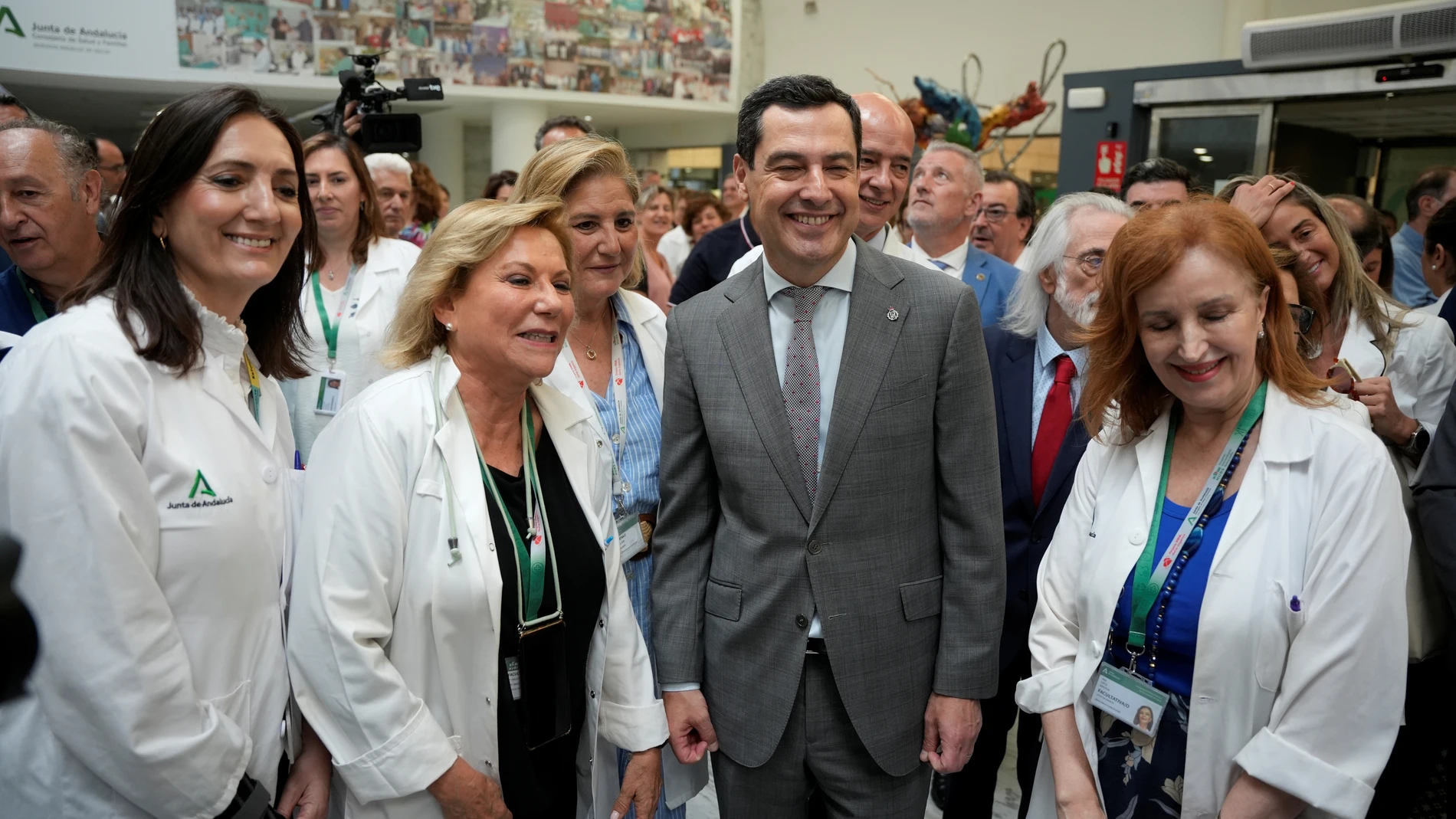 El presidente de la Junta, Juanma Moreno (c); junto a varios sanitarios en el Hospital Reina Sofía. A 02 de junio de 2025, en Córdoba (Andalucía, España). El presidente de la Junta de Andalucía, Juanma Moreno, ha inaugurado hoy lunes, la Semana de la Donación y ha visitado las obras del Hospital Materno Infantil que el Servicio Andaluz de Salud está ejecutando en el Hospital Reina Sofía. 02 JUNIO 2025 Joaquin Corchero / Europa Press 02/06/2025