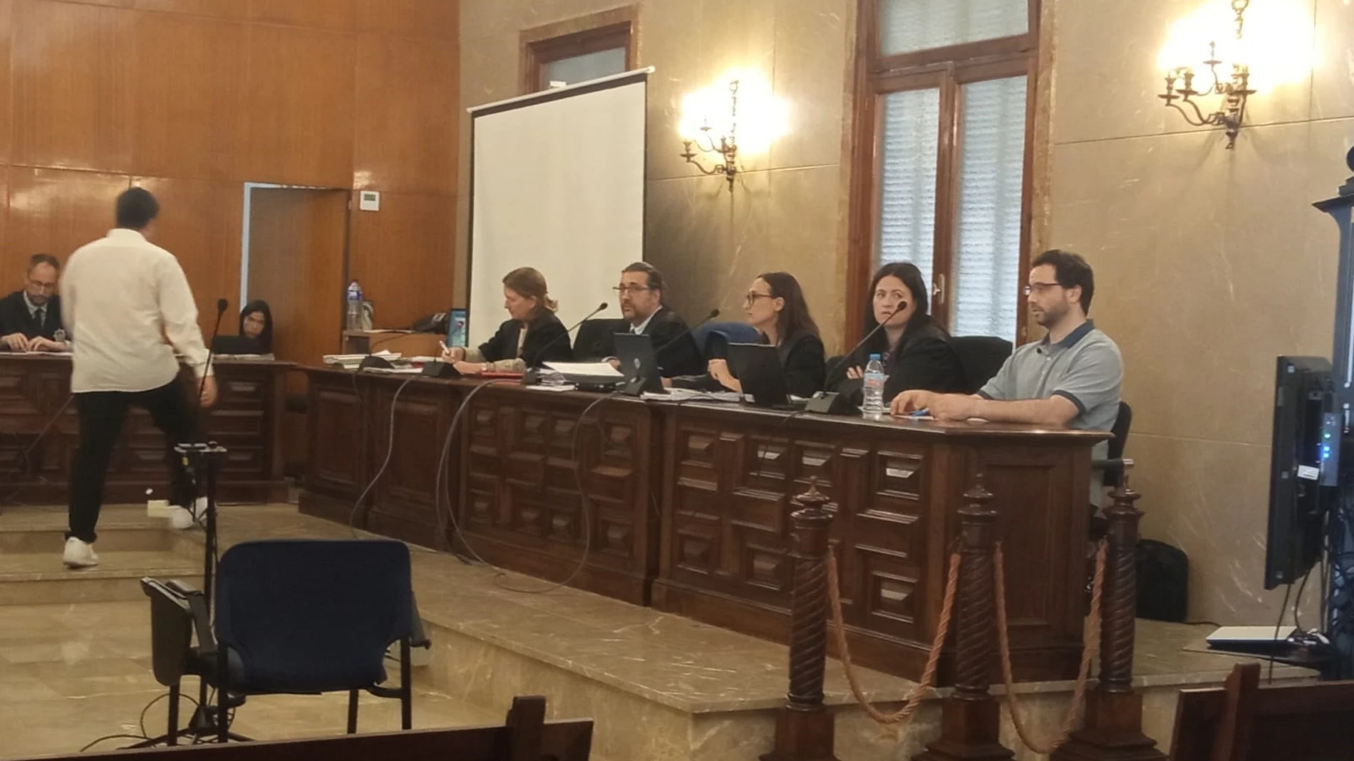 El procesado (d), junto a su abogada en la sala del jurado de la Audiencia Provincial de Palma. EUROPA PRESS 02/06/2025