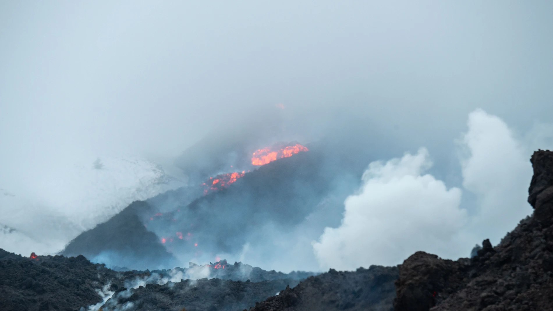 (Foto de ARCHIVO) February 15, 2025, Catania, Catania, Italy, Sicily: Etna is giving birth to a new lava flow that branches off into several branches towards the valley. The flow overlaps and partly approaches the previous one, born after the opening of the eruptive vent on the evening of last February 8th..The lava flow continues to flow along the western flank of Etna, descending below 1900 meters and crossing the high mountain hiking trail. Europa Press/Contacto/Salvatore Cavalli 15/02/...