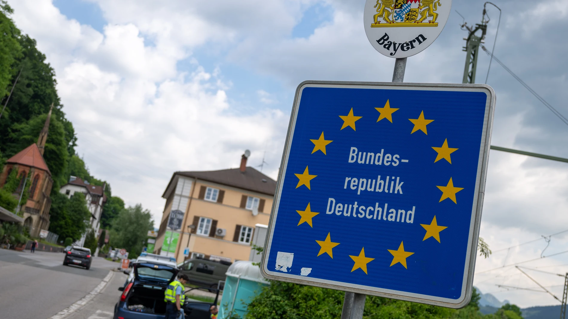 15 May 2025, Bavaria, Kiefersfelden: German police officers carry out checks at the border crossing from Austria near Kiefersfelden. German Interior Minister Alexander Dobrindt and Bavarian Minister President Markus Soeder are scheduled to visit the checkpoint on the A93 in the afternoon. Photo: Peter Kneffel/dpa 15/05/2025 ONLY FOR USE IN SPAIN