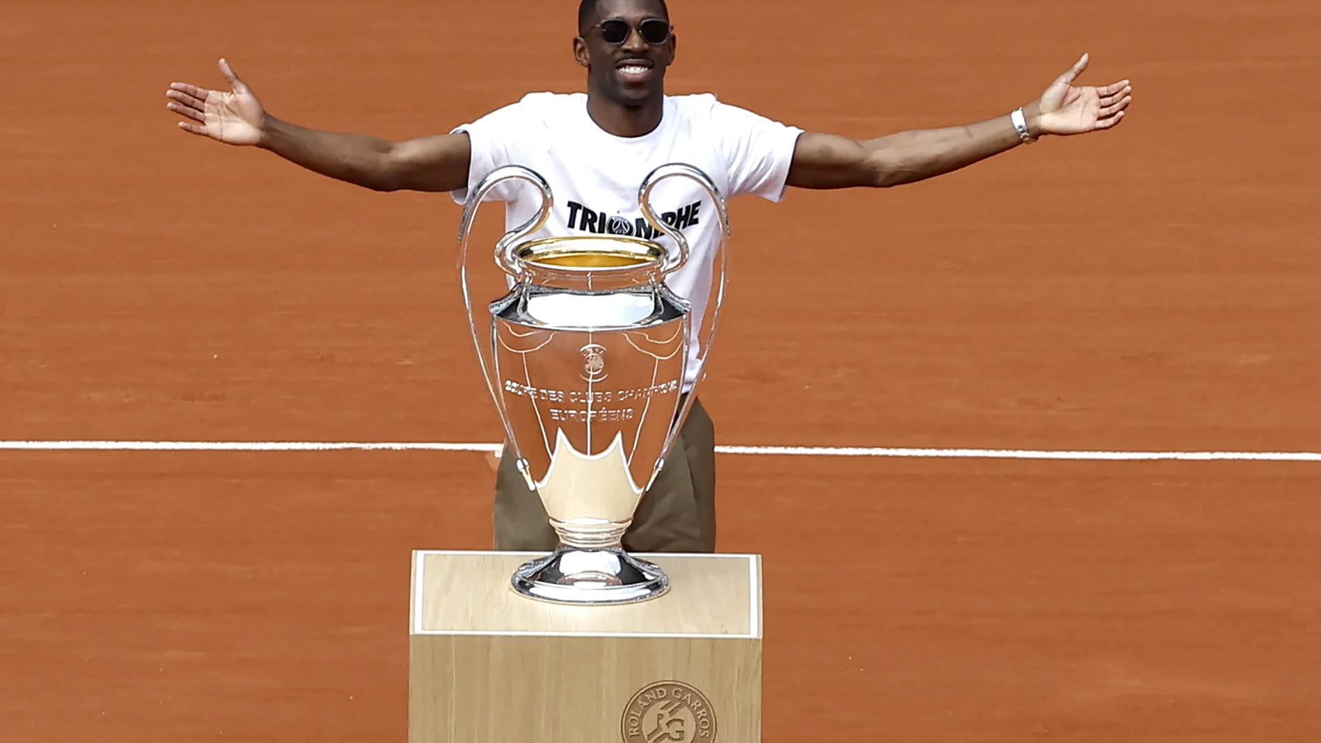PARIS (France), 02/06/2025.- PSG player player Ousmane Dembele poses with the UEFA Champions League trophy on Court Philippe-Chatrier at the French Open Grand Slam tennis tournament at Roland Garros in Paris, France, 02 June 2025. Paris Saint-Germain won the UEFA Champions League for the first time in the club's history after beating Internazionale Milano on 31 May 2025 in the final in Munich. (Tenis, Abierto, Liga de Campeones, Francia) EFE/EPA/YOAN VALAT