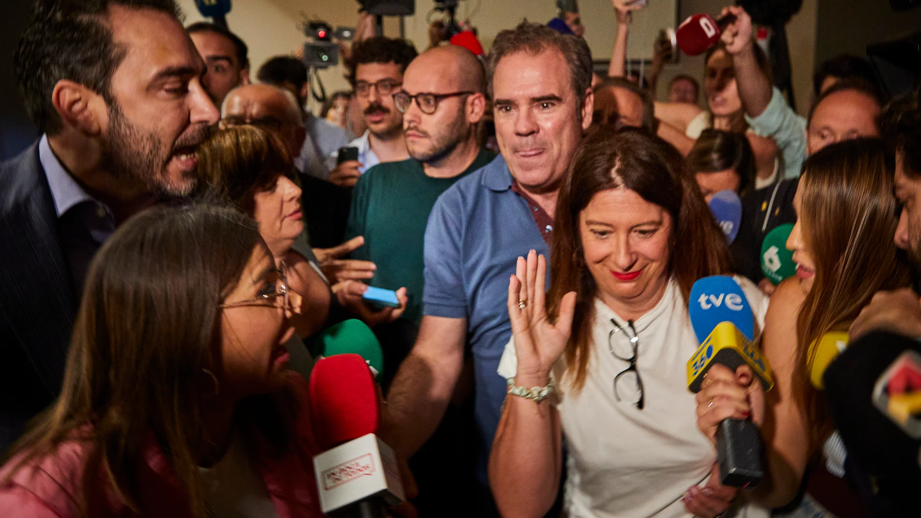 La exmilitante socialista Leire Díez, que aparece en diversos audios haciendo gestiones contra mandos de la Unidad Central Operativa (UCO) de la Guardia Civil, ha comparecido este miércoles desde el Hotel Novotel de Madrid, donde había convocado a la prensa después de haberse reunido este martes en Ferraz con el jefe de los servicios jurídicos del PSOE y haberse dado de baja como afiliada del PSOE. En medio de la comparecencia ha irrumpido por sorpresa Aldama, el presunto comisionista del cas...