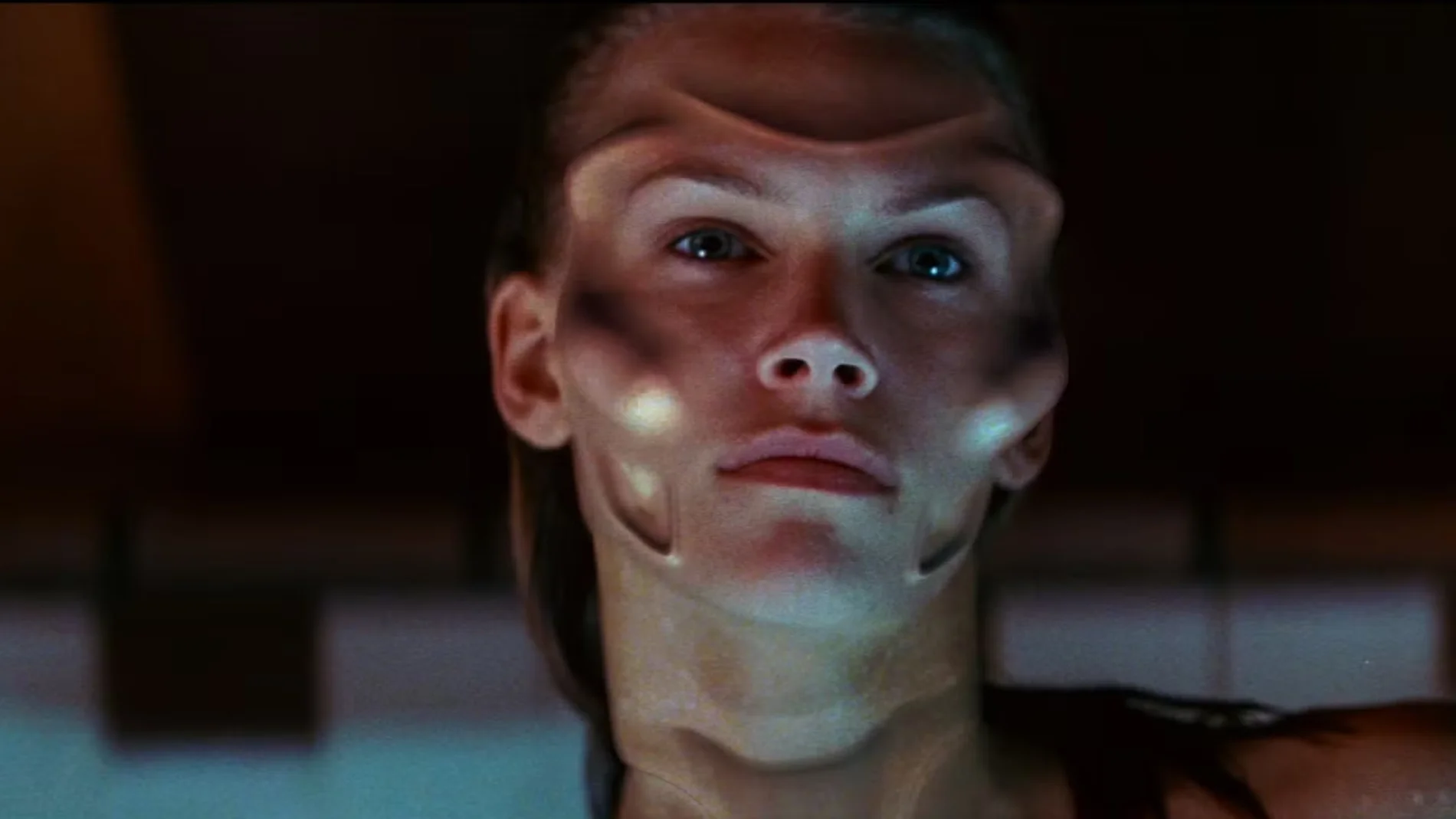 Natasha Henstridge, en su debut, es la protagonista