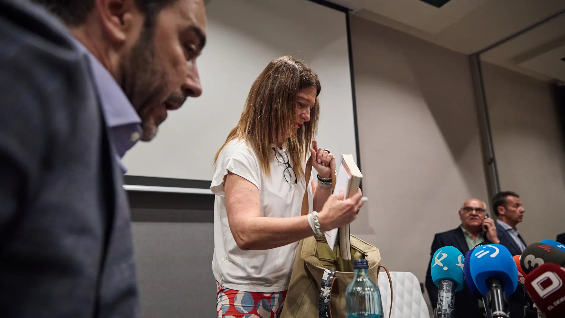 La exmilitante socialista Leire Díez, que aparece en diversos audios haciendo gestiones contra mandos de la Unidad Central Operativa (UCO) de la Guardia Civil, ha comparecido este miércoles desde el Hotel Novotel de Madrid, donde había convocado a la prensa después de haberse reunido este martes en Ferraz con el jefe de los servicios jurídicos del PSOE y haberse dado de baja como afiliada del PSOE. En medio de la comparecencia ha irrumpido por sorpresa Aldama, el presunto comisionista del caso Koldo.