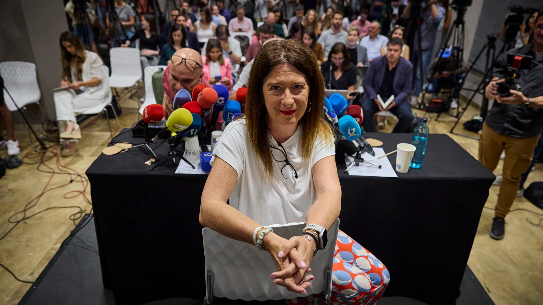 La exmilitante socialista Leire Díez, que aparece en diversos audios haciendo gestiones contra mandos de la Unidad Central Operativa (UCO) de la Guardia Civil, ha comparecido este miércoles desde el Hotel Novotel de Madrid, donde había convocado a la prensa después de haberse reunido este martes en Ferraz con el jefe de los servicios jurídicos del PSOE y haberse dado de baja como afiliada del PSOE. En medio de la comparecencia ha irrumpido por sorpresa Aldama, el presunto comisionista del cas...