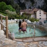 Este es el espectacular balneario con baños nocturnos en una cueva