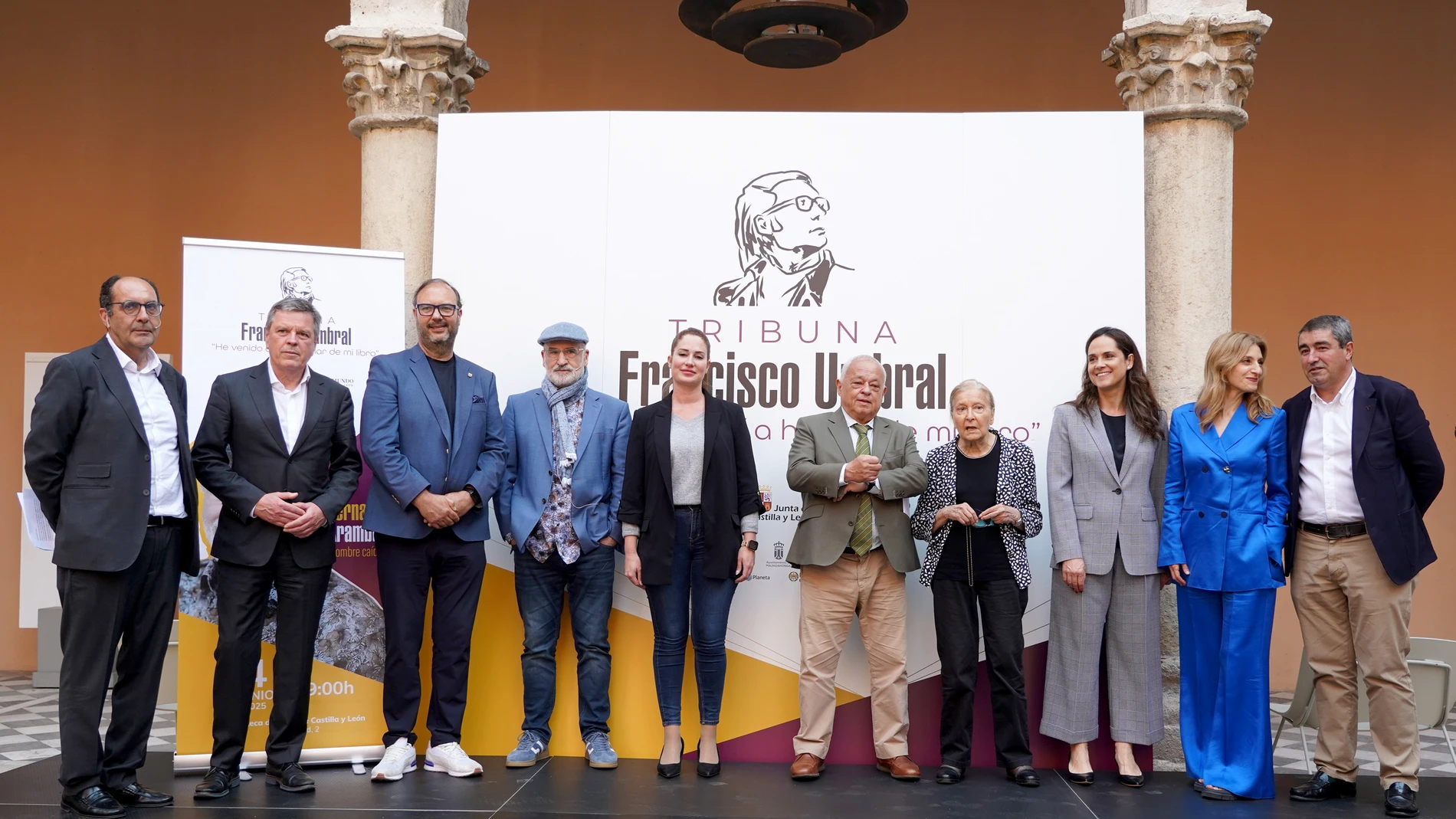 El consejero de Cultura, Gonzalo Santonja, en la Tribuna de la Funación Francisco Umbral 'He venido aquí a hablar de mi libro', junto a Aramburo, Manuel Llorente, Yolanda Burgoa y María España, viuda de Umbral