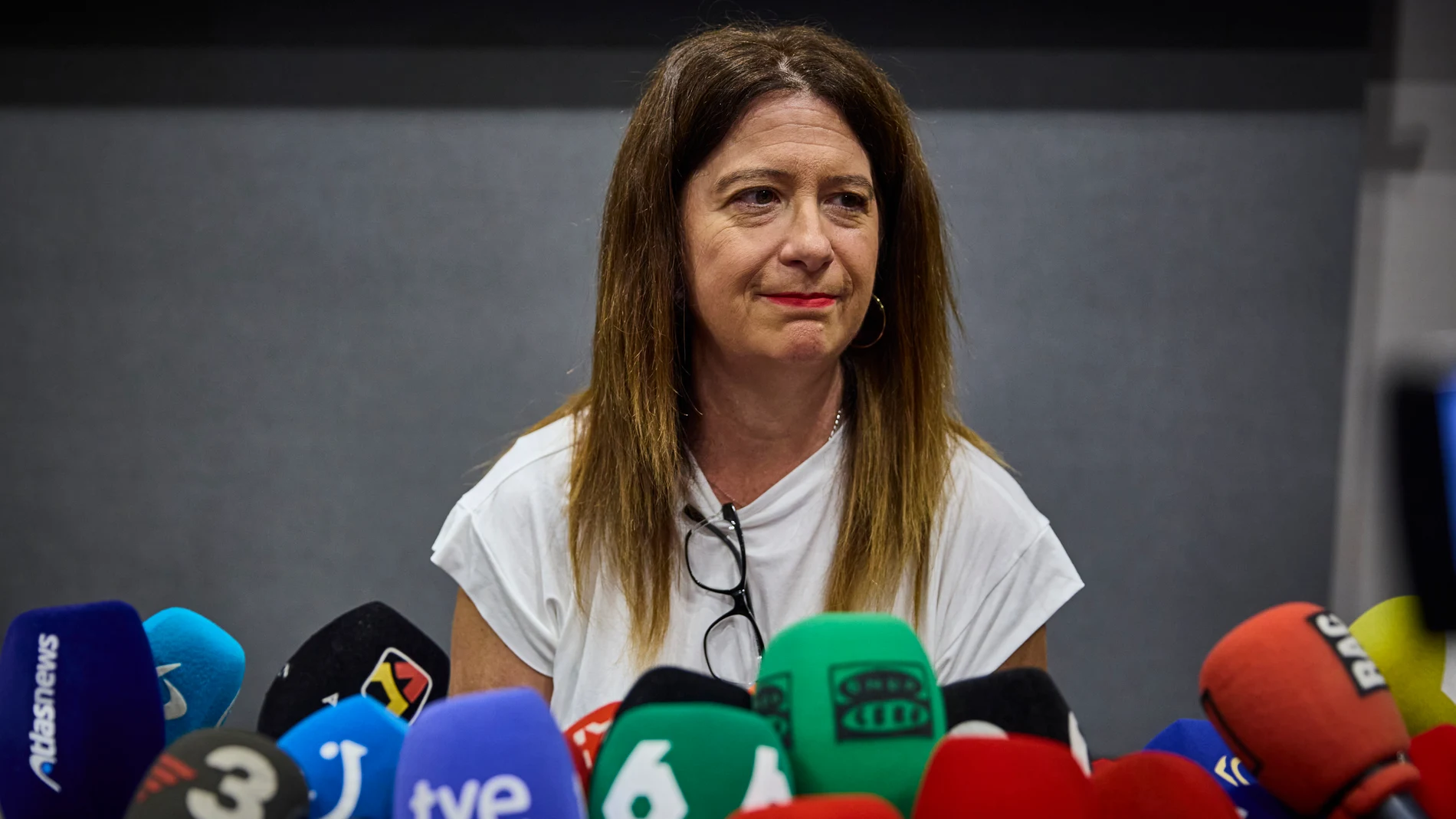 La exmilitante socialista Leire Díez, que aparece en diversos audios haciendo gestiones contra mandos de la Unidad Central Operativa (UCO) de la Guardia Civil, ha comparecido este miércoles desde el Hotel Novotel de Madrid, donde había convocado a la prensa después de haberse reunido este martes en Ferraz con el jefe de los servicios jurídicos del PSOE y haberse dado de baja como afiliada del PSOE. En medio de la comparecencia ha irrumpido por sorpresa Aldama, el presunto comisionista del cas...