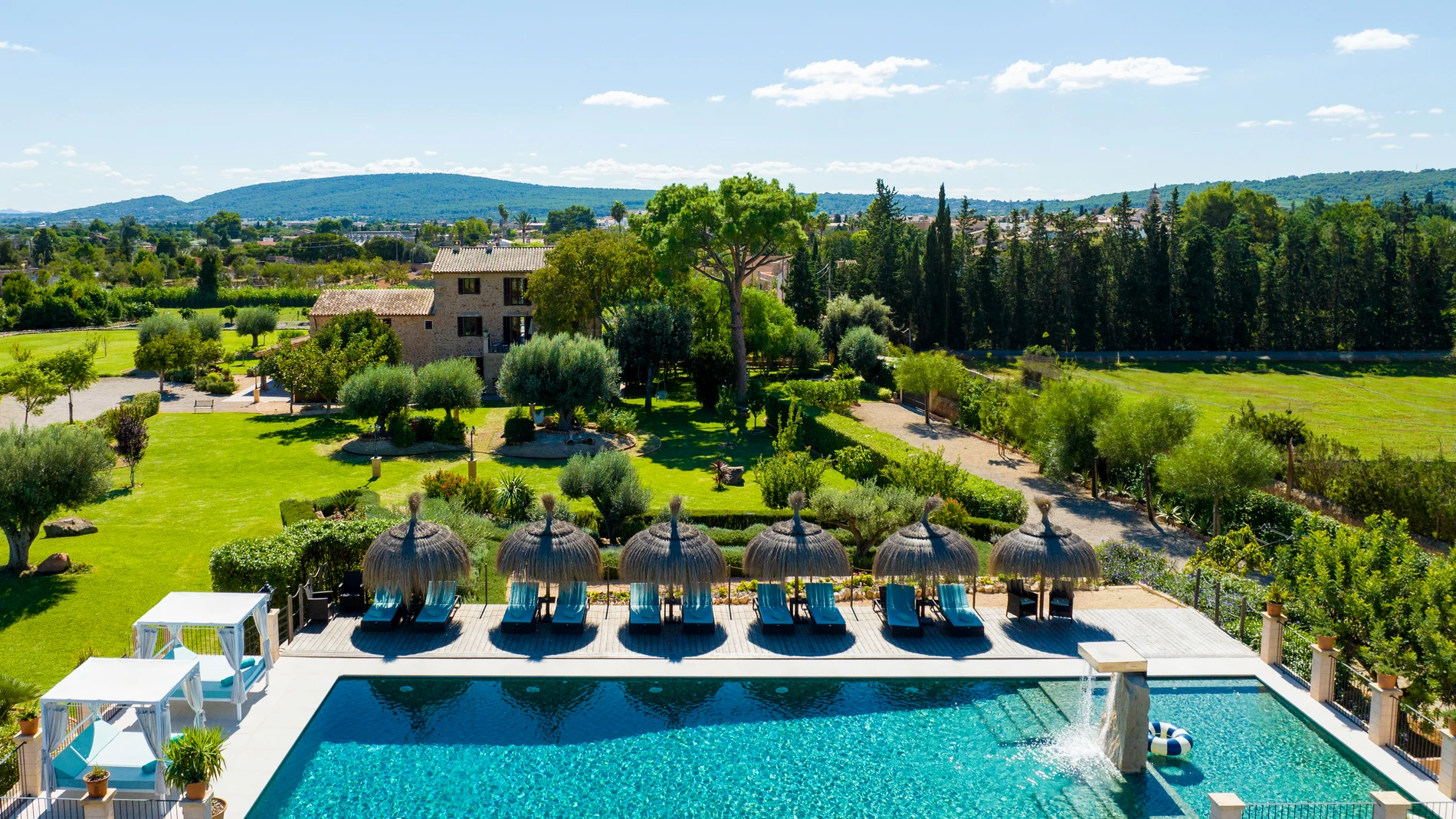 Vista de la piscina exterior y del entorno privilegiado de esta villa