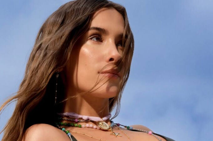 María Pombo lleva los zapatos que no dejarás de quitarte este verano 2025