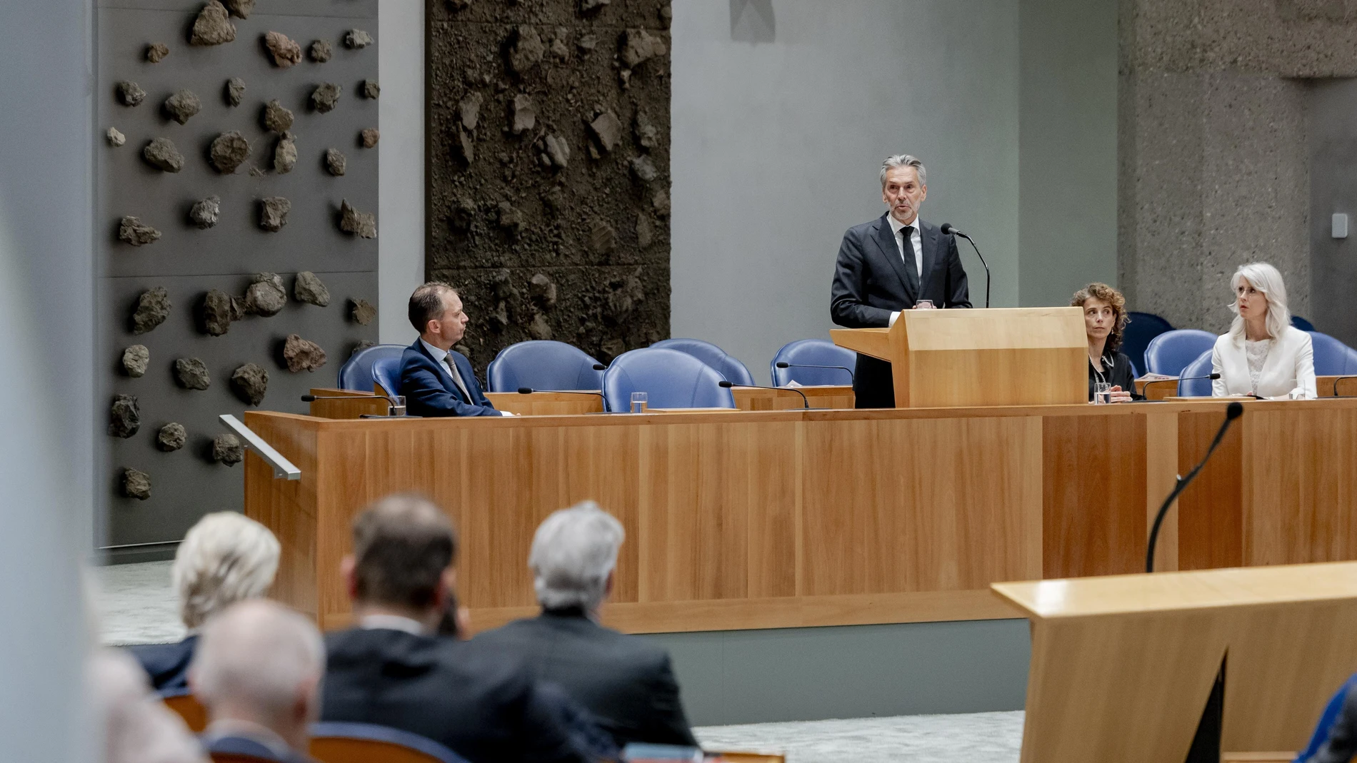 The Hague (Netherlands), 04/06/2025.- Dutch Prime Minister Dick Schoof (C) gives a statement to the House of Representatives on the fall of the cabinett, in The Hague, The Netherlands, 04 June 2025. Geert Wilders of the Party for Freedom (PVV) earlier withdrew his support for the coalition, dropping the cabinet. (Países Bajos; Holanda, La Haya) EFE/EPA/REMKO DE WAAL