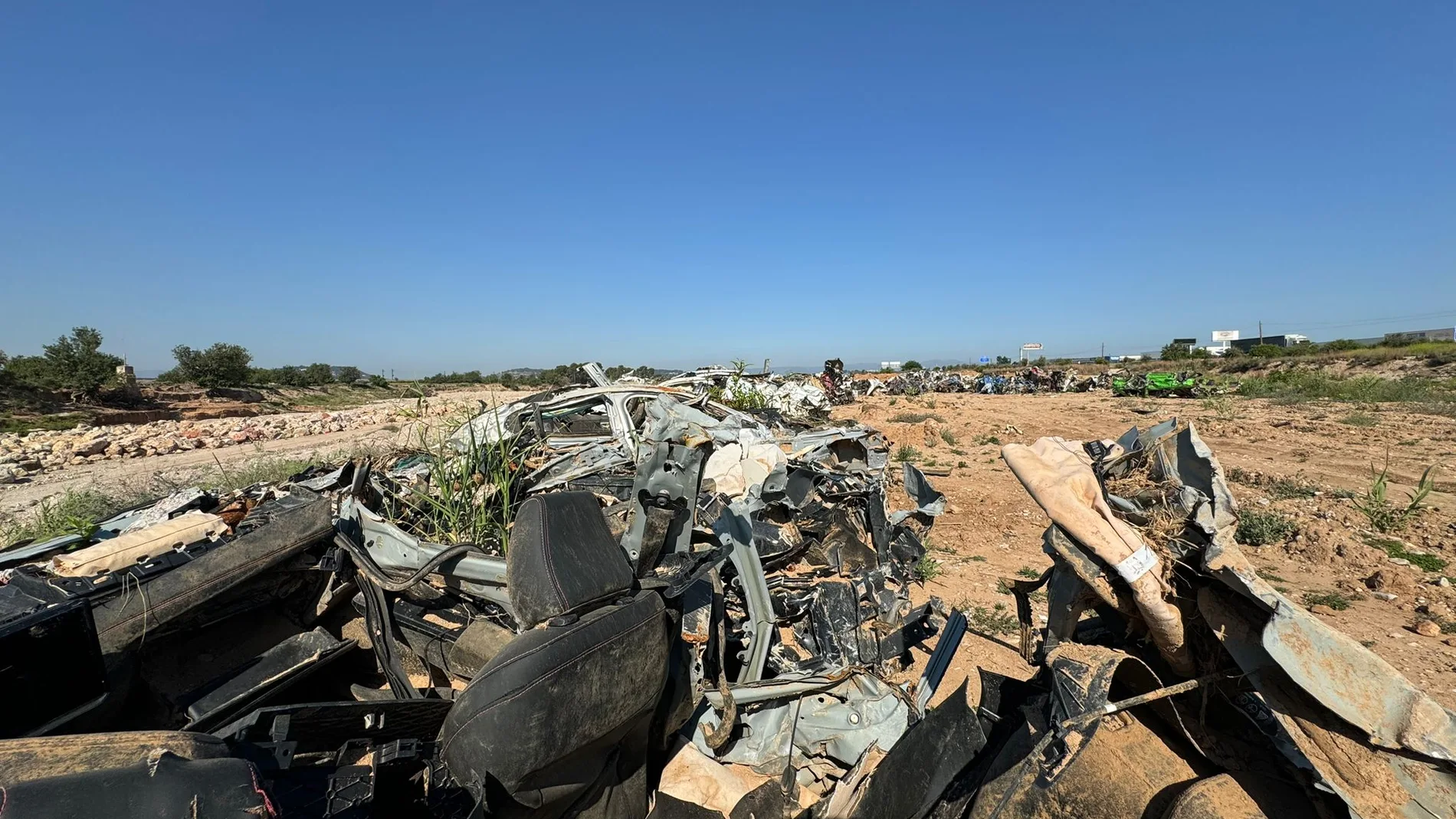 Coches destrozados y abandonados en el barranco del Poyo