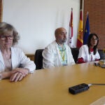 La directora médica de Atención Primaria, Isabel Gurdiel (2D), junto al hematólogo Erik de Cabo, la farmacéutica Encina Mayo (I), y la responsable de Hospitalización a Domicilio, María Jesús Menéndez (D), durante la presentación de la incorporación del proyecto ‘Hogar, dulce hogar’ en toda el Área Sanitaria del Bierzo