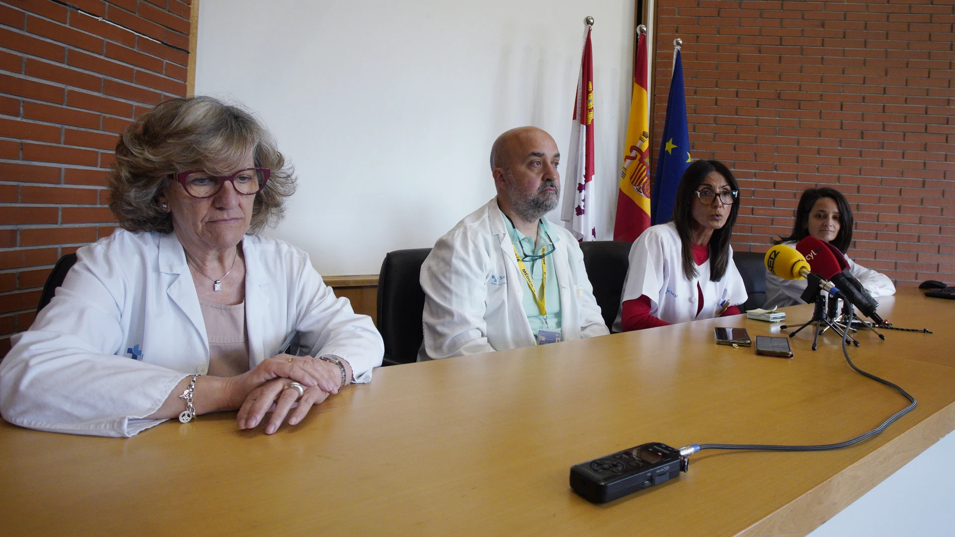 La directora médica de Atención Primaria, Isabel Gurdiel (2D), junto al hematólogo Erik de Cabo, la farmacéutica Encina Mayo (I), y la responsable de Hospitalización a Domicilio, María Jesús Menéndez (D), durante la presentación de la incorporación del proyecto ‘Hogar, dulce hogar’ en toda el Área Sanitaria del Bierzo