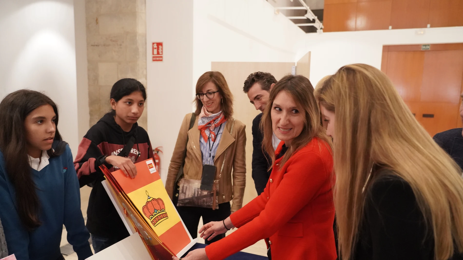 Rocío Lucas, consejera de Educación, conoce algunos de los trabajos realziados en el concurso ¿Qué es un rey para ti?