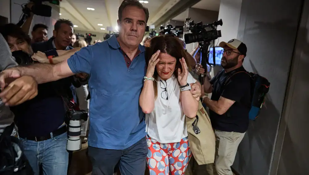La exmilitante socialista Leire Díez, que aparece en diversos audios haciendo gestiones contra mandos de la Unidad Central Operativa (UCO) de la Guardia Civil, ha comparecido este miércoles desde el Hotel Novotel de Madrid, donde había convocado a la prensa después de haberse reunido este martes en Ferraz con el jefe de los servicios jurídicos del PSOE y haberse dado de baja como afiliada del PSOE. En medio de la comparecencia ha irrumpido por sorpresa Aldama, el presunto comisionista del caso Koldo.