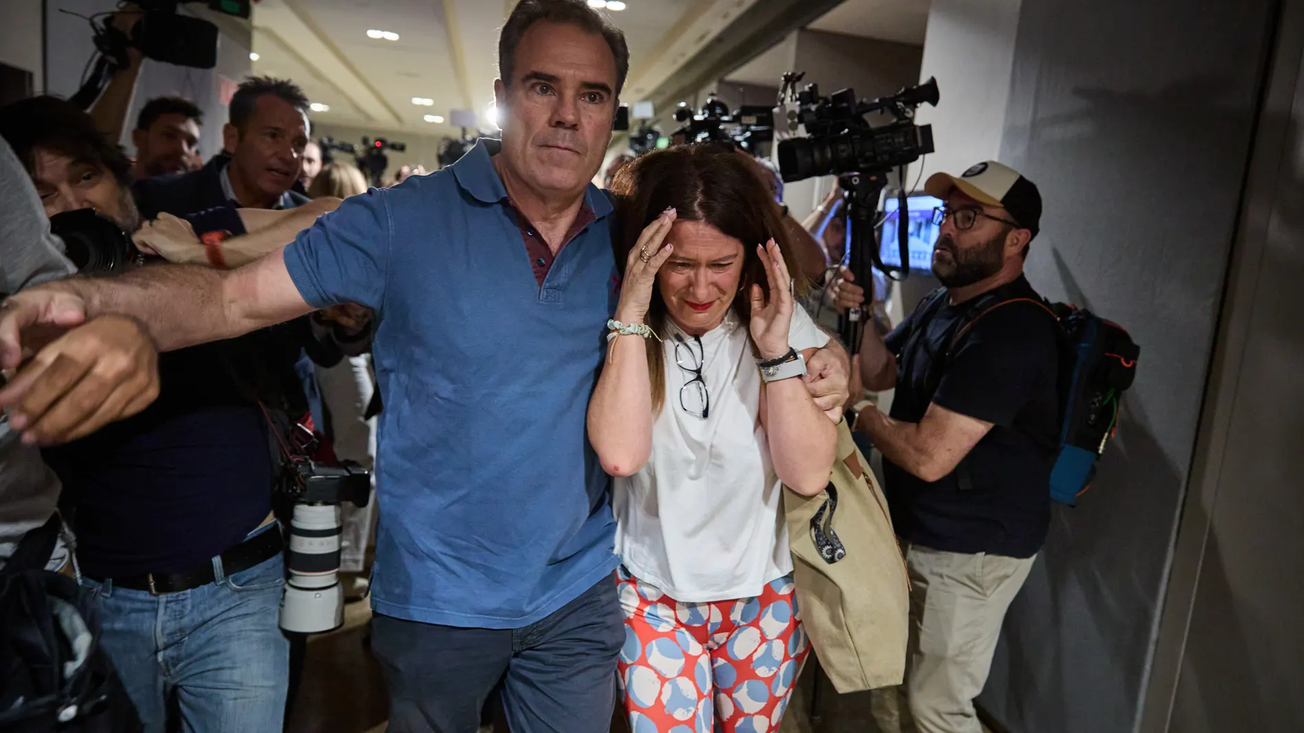 La exmilitante socialista Leire Díez, que aparece en diversos audios haciendo gestiones contra mandos de la Unidad Central Operativa (UCO) de la Guardia Civil, ha comparecido este miércoles desde el Hotel Novotel de Madrid, donde había convocado a la prensa después de haberse reunido este martes en Ferraz con el jefe de los servicios jurídicos del PSOE y haberse dado de baja como afiliada del PSOE. En medio de la comparecencia ha irrumpido por sorpresa Aldama, el presunto comisionista del caso Koldo.
