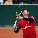 Carlos Alcaraz entrena para la semifinal de Roland Garros con una camiseta del Real Murcia