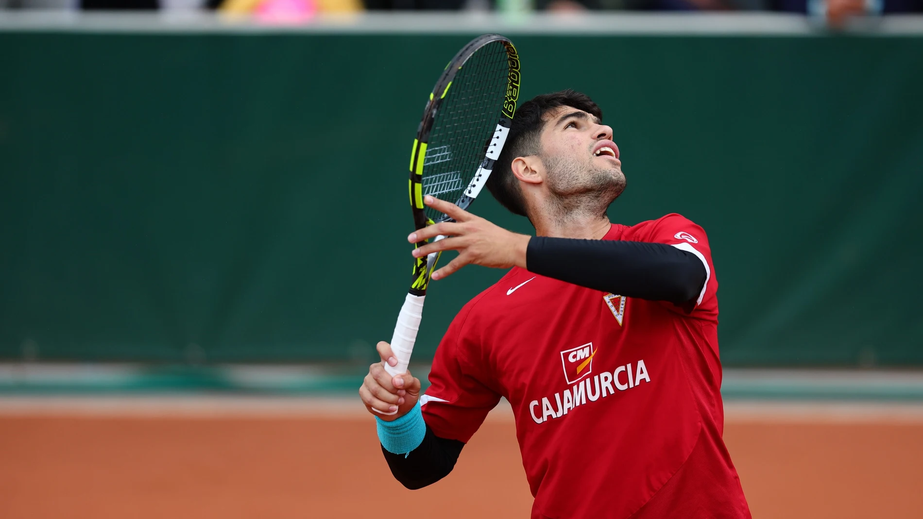 Carlos Alcaraz entrena para la semifinal de Roland Garros con una camiseta del Real Murcia REMITIDA / HANDOUT por X ROLAND GARROS Fotografía remitida a medios de comunicación exclusivamente para ilustrar la noticia a la que hace referencia la imagen, y citando la procedencia de la imagen en la firma 04/06/2025