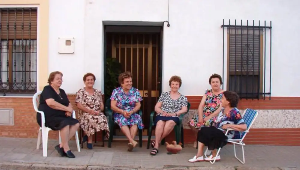 Tomar el fresco es muy habitual en los pueblos de España