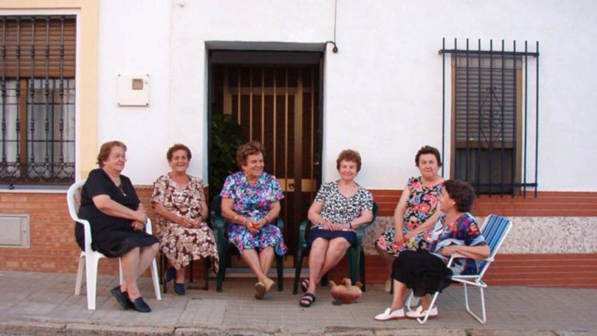 https://fotografias.larazon.es/clipping/cmsimages01/2025/06/04/57FA2EC4-B319-4F5B-A95F-8AC2AAF12F15/tomar-fresco-muy-habitual-pueblos-espana_98.jpg