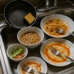 Las personas que acumulan platos sucios en el fregadero tienen estos 7 comportamientos