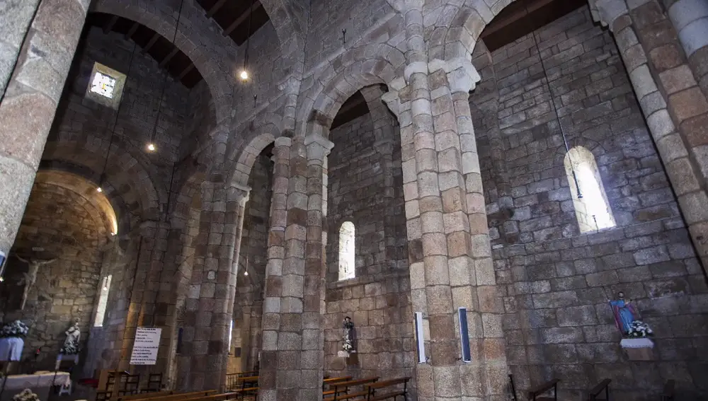 Interior del templo de San Xiao de Moraime