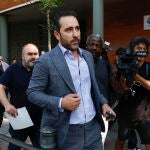 El empresario Víctor de Aldama (i), investigado en el caso Koldo, tras su aparición este miércoles durante la comparecencia ante la prensa de la militante del PSOE Leire Díez en la que ha asegurado que "ha mentido en todo". 