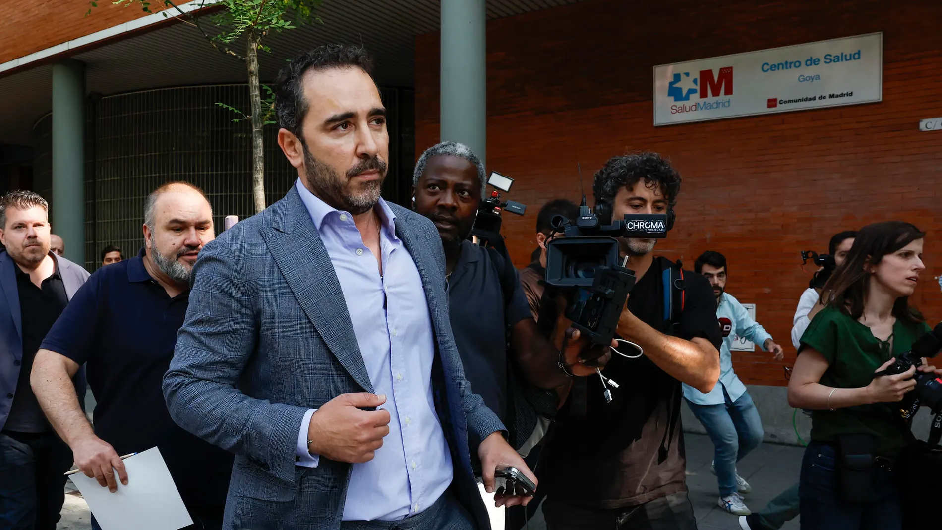 El empresario Víctor de Aldama (i), investigado en el caso Koldo, tras su aparición este miércoles durante la comparecencia ante la prensa de la militante del PSOE Leire Díez en la que ha asegurado que "ha mentido en todo".