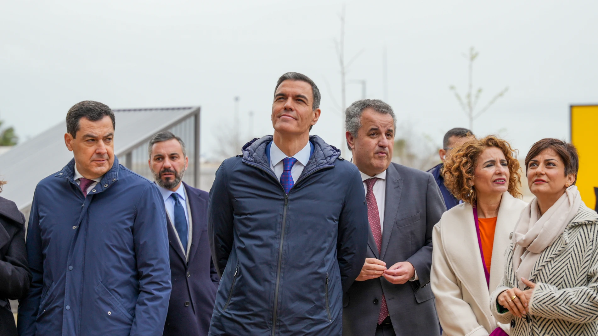 Juanma Moreno y Pedro Sánchez, entre otros, en la entrega de una promoción de VPO en Sevilla