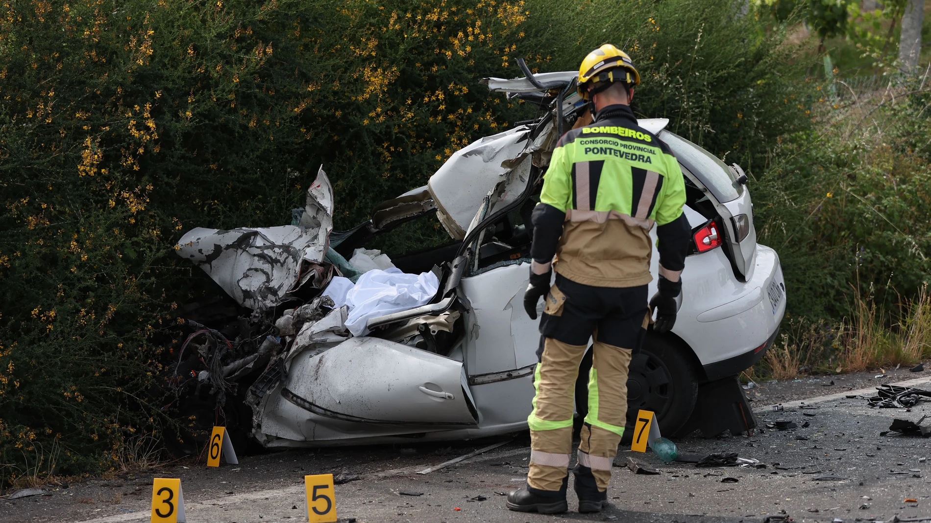 SALVATERRA DO MIÑO (PONTEVEDRA), 04/06/2025.-Una persona ha fallecido este miércoles al colisionar el turismo que conducía con un autobús en Salvaterra do Miño (Pontevedra). El siniestro, según ha informado el 112 Galicia, se produjo en el kilómetro 11 de la carretera PO-510, en Alxén y el fallecido es el único ocupante del vehículo, que quedó atrapado en su interior. Todas las personas que viajaban en el autobús resultaron ilesas en el accidente. -EFE/Sxenick