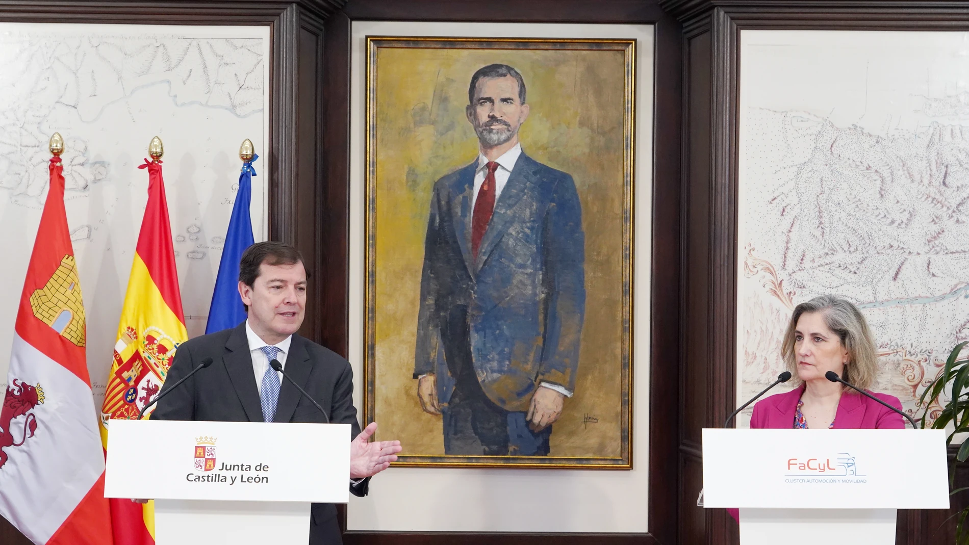 El presidente de la Junta, Alfonso Fernández Mañueco, firma el Protocolo General de Actuación con la presidenta de la Asociación Foro de Automoción de Castilla y León, Clúster FACYL, María Paz Robina