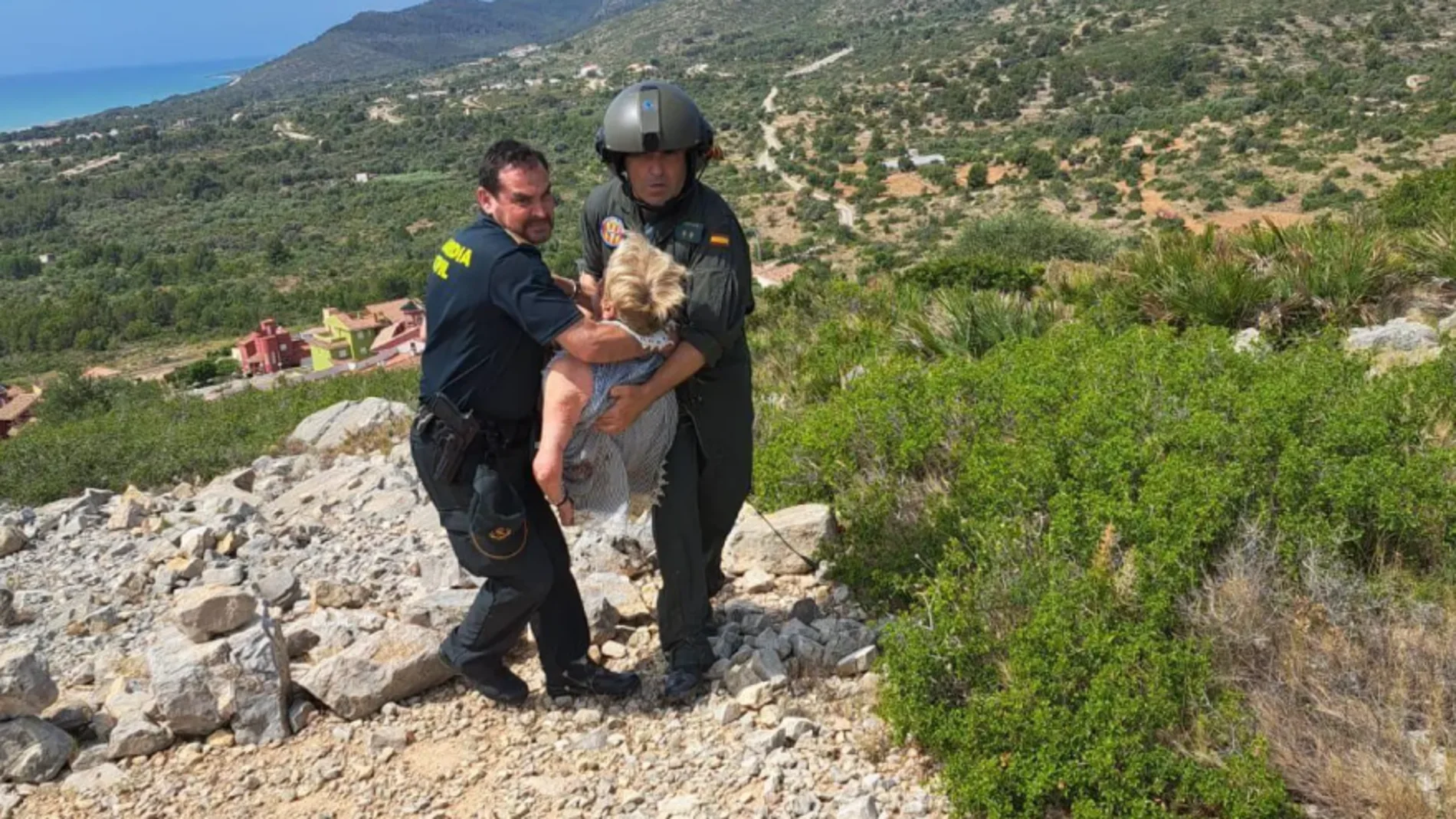 Momento de la evacuación de la mujer desaparecida en Peñíscola