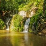 La cascada en la piscina natural