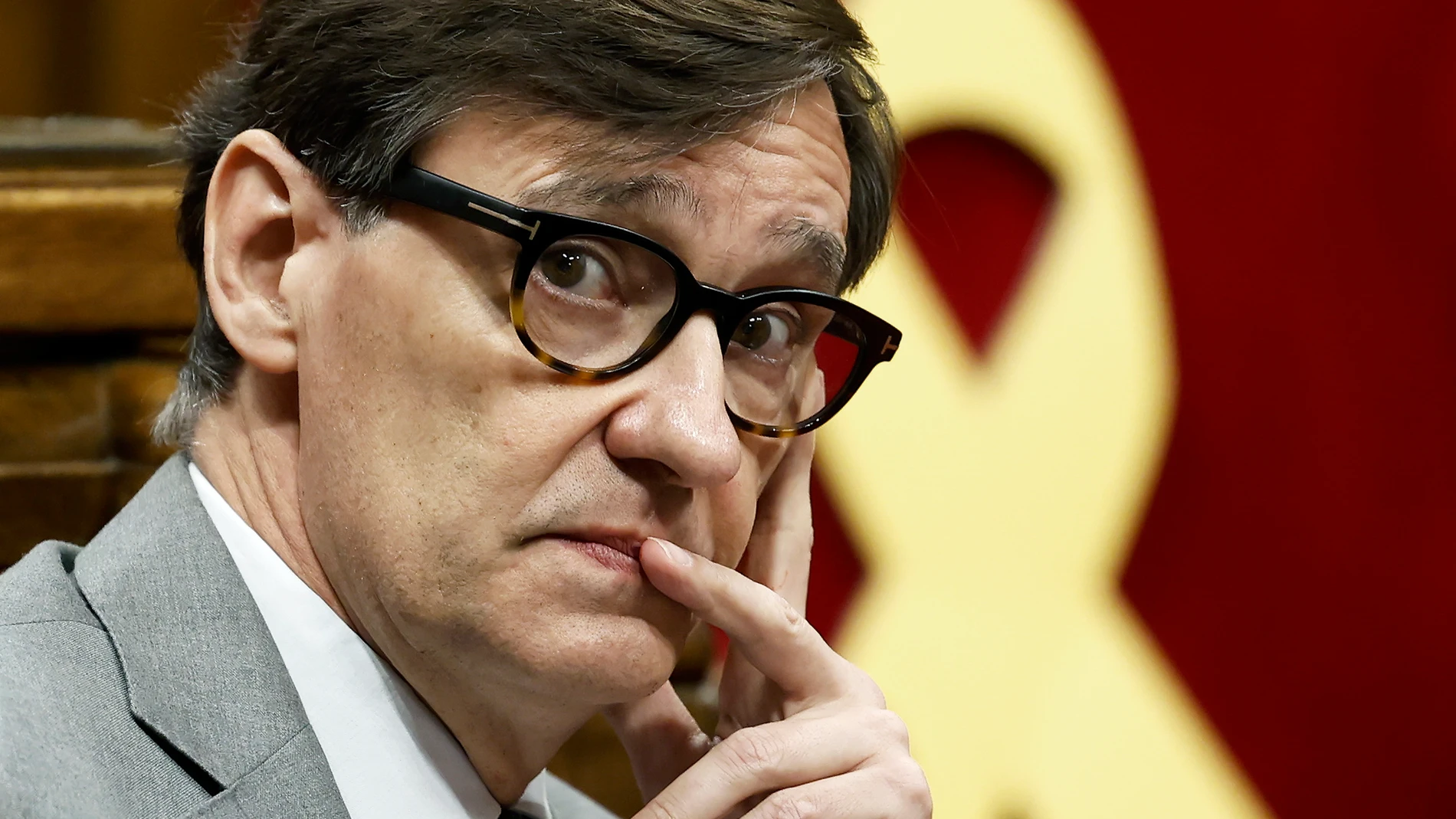 GRAFCAT9069. BARCELONA (ESPAÑA), 04/06/2025.- El presidente de la Generalitat, Salvador Illa, durante la sesión de control en el pleno del Parlament, desde donde ha reivindicado este miércoles que la ley de amnistía ha sido "positiva" en todos los aspectos, en Cataluña y en el resto de España, lo que ha sostenido que es "una obviedad": "Es tan obvio que sobran las palabras", ha resuelto.EFE/ Andreu Dalmau