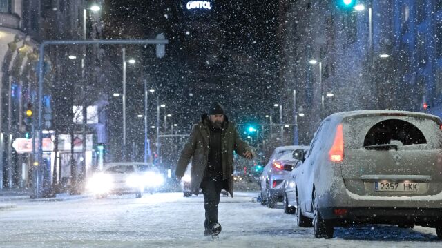 Antonio Resines en la Gran Vía de Madrid. Una escena de la película 'Mikaela'