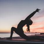 La postura de yoga que tonifica el abdomen mejor que 100 abdominales