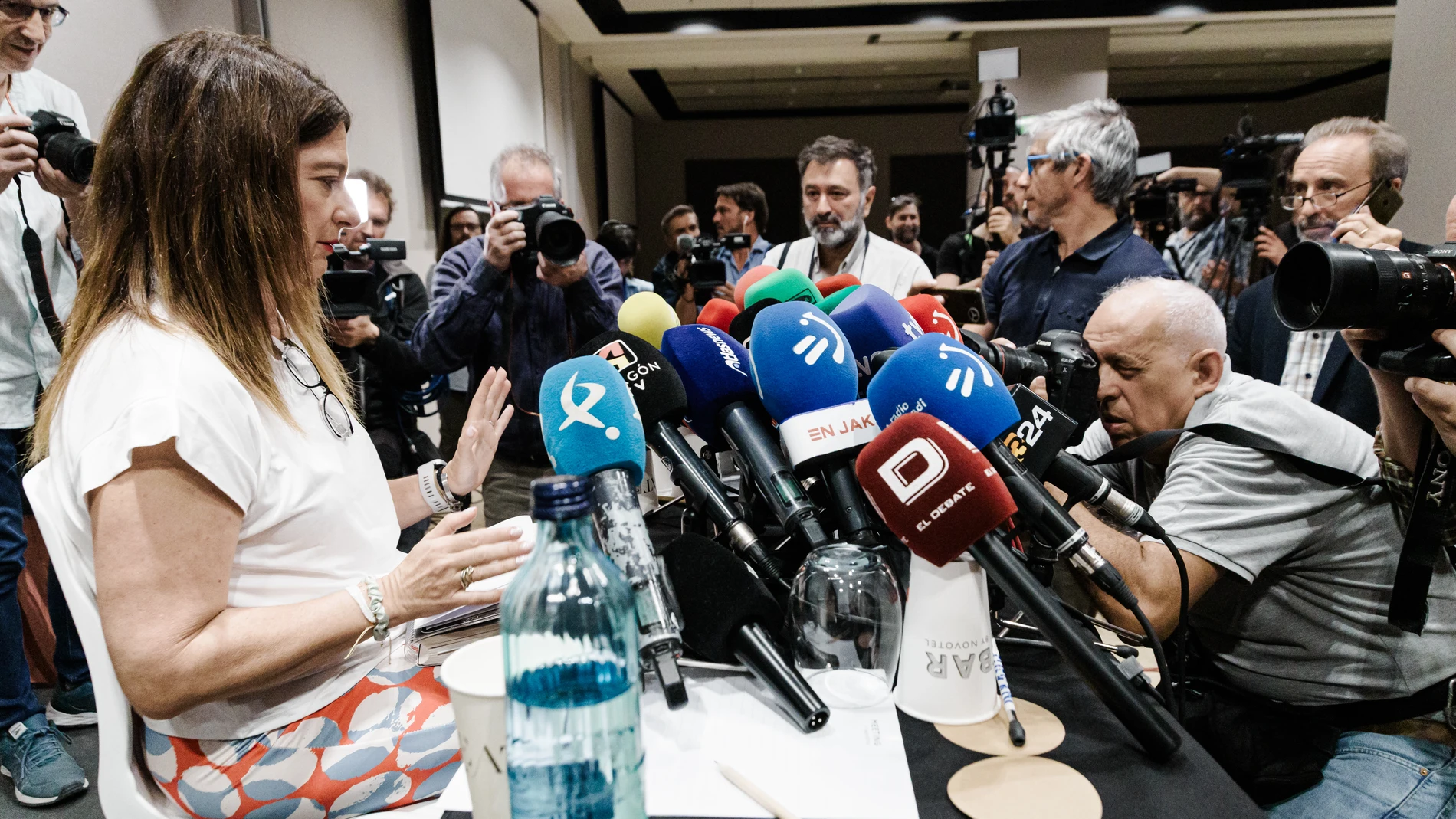 La exmilitante socialista Leire Díez durante una rueda de prensa, en el Hotel Novotel, a 4 de junio de 2025, en Madrid (España). Leire Díaz que aparece en diversos audios haciendo gestiones contra mandos de la Unidad Central Operativa (UCO) de la Guardia Civil, ha convocado una comparecencia ante los medios de comunicación, después de haberse reunido ayer en Ferraz con el jefe de los servicios jurídicos del PSOE u haberse dado de baja como afiliada del PSOE. 04 JUNIO 2025;PSOE;MADRID;SOCIA...
