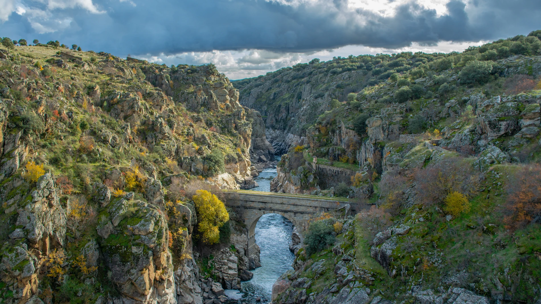 Sierra Norte, un inesperado encuentro con la naturaleza viva y la memoria rural