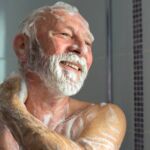 ¿Cada cuánto deben ducharse los mayores de 65? La frecuencia ideal, según los expertos, no es diaria