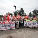 Primera concentración de los trabajadores de Azucarera junto a la planta de La Bañeza