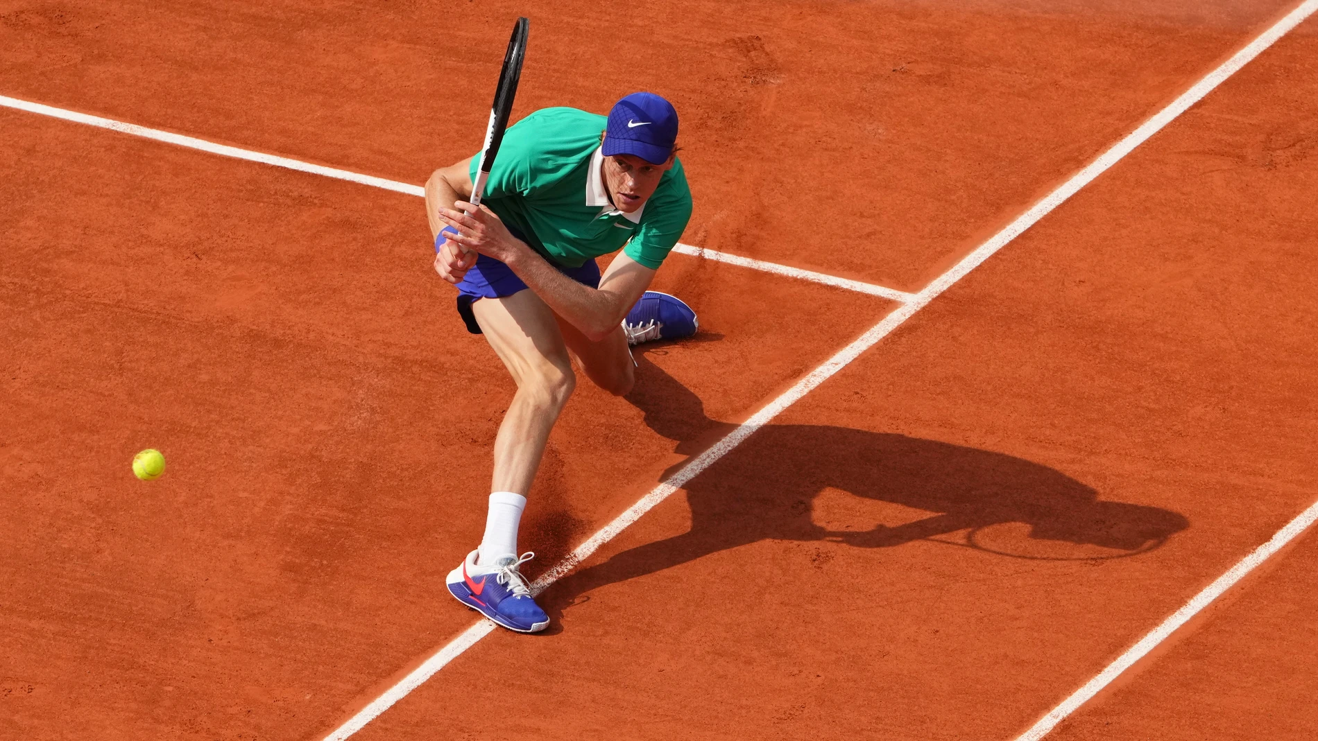 Italy's Jannik Sinner plays a shot against Kazakhstan's Alexander Bublik during their quarterfinal match of the French Tennis Open at the Roland-Garros stadium in Paris, Wednesday, June 4, 2025. (AP Photo/Lindsey Wasson)