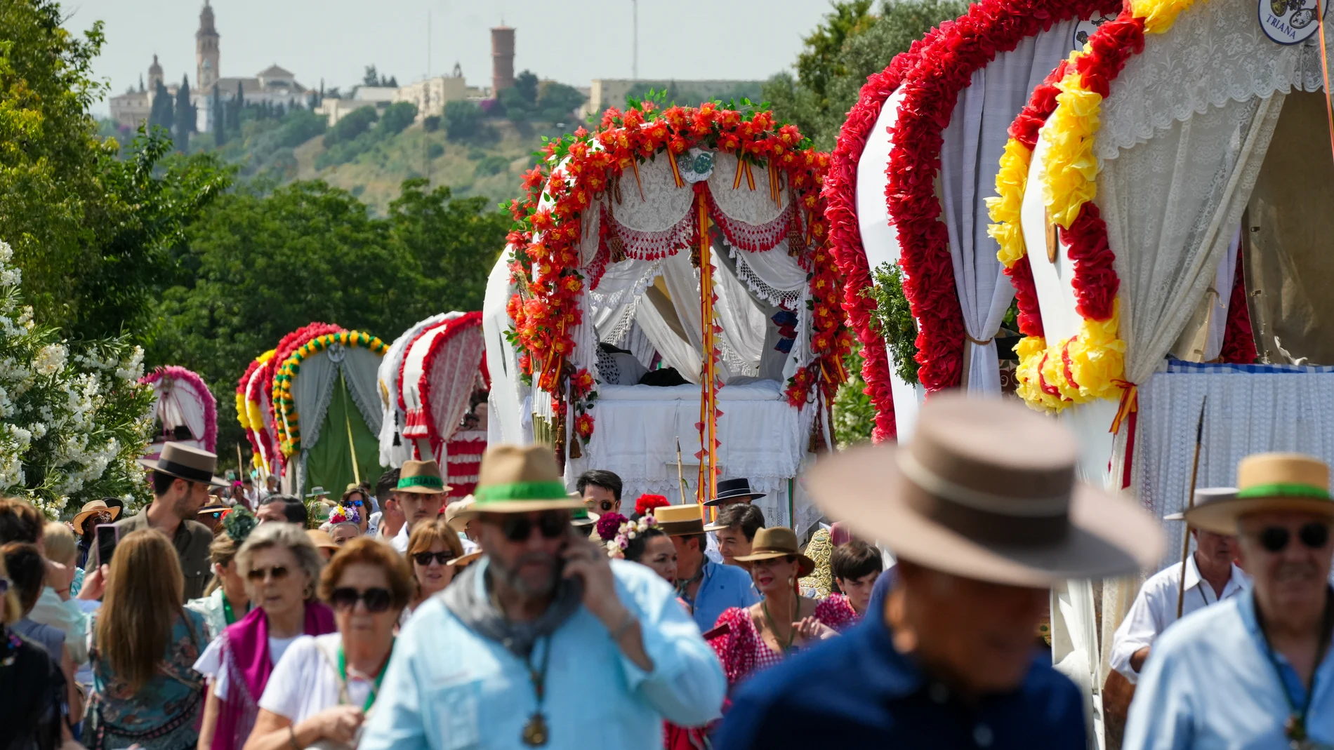 Peregrinos camino de la aldea almonteña. A 4 de mayo de 2025 en Sevilla, Andalucía (España). Cuatro hermandades rocieras de Sevilla capital inician este miércoles su peregrinación a la aldea almonteña. Se trata de las corporaciones filiales de Triana, Sevilla-El Salvador, Macarena y El Cerro del Águila,04 JUNIO 2025María José López / Europa Press04/06/2025