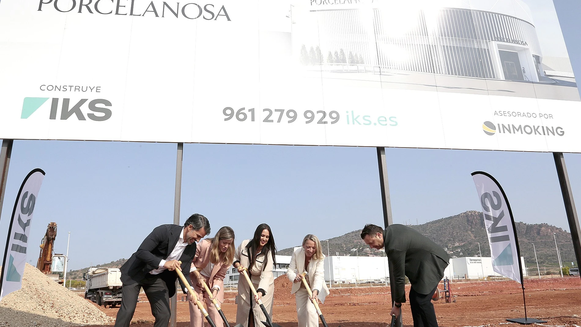 Porcelanosa coloca en Puzol la primera piedra de su nueva sede estrella en Valencia: más de 3.000 metros cuadrados