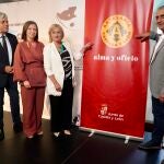 La consejera Leticia García presenta el distintivo junto al presidente de Foacal, Miguel Ángel Tapia, tras inaugurar el I Congrso de Artesanía de Castilla y León
